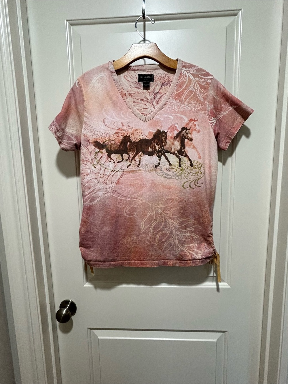 Bit & Bridle women’s size L V-Neck Horse Graphic Tee Dusty Rose. Nice and soft